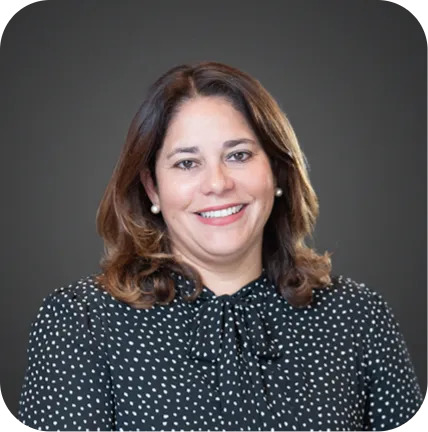 Sra. Paola Corrada - Vicepresidente, Oficial Principal de Cumplimiento